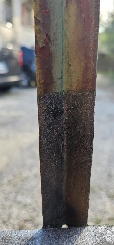 Détail du portail métallique en cours de décapage
