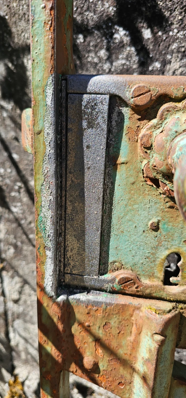 Détail du décapage autour de la serrure du portail.