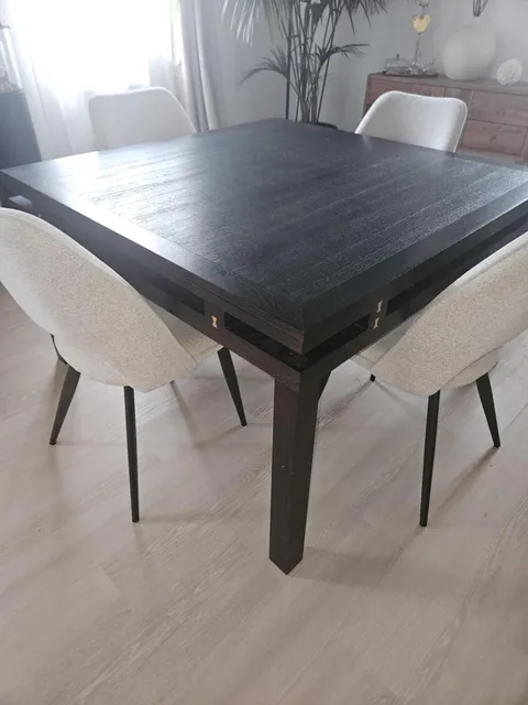 Table entièrement teintée wengé avant décapage : plateau, ceinture et pieds foncés.