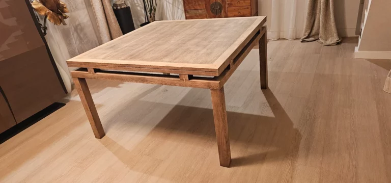 Détail du plateau de la table après retrait de la teinte wengé.