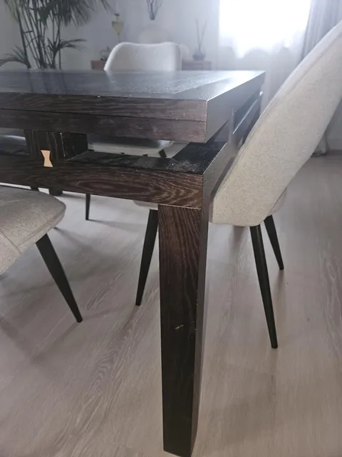 Détail du pied et de la ceinture de la table teintés wengé avant décapage.