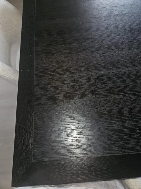 Détail du plateau teinté wengé avant décapage.
